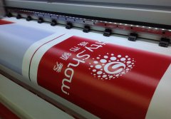 UV噴繪機戶外大屏廣告材料制作現場